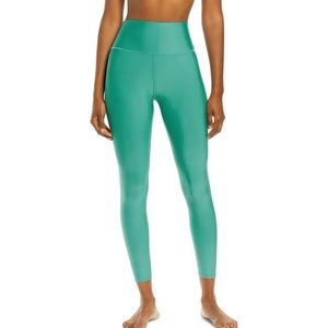 Airlift High Waist Midi Leggings
ALO